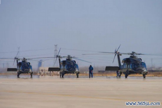 开云体育(中国)官方网站铁翼盘旋 　　保险东谈主员各司其职 　　机务官兵严格缜密查验战鹰 　　尽心贵重 　　确保战鹰景况精致 　　展翅升空 　　跟着塔台涵养员 　　下达起飞领导 　　数架战鹰梯次升空 　　直冲云端 　　构成计策编队 　　飞赴预定空域 　　编队飞翔、低空突防 　　模拟特情演练等多个课目接踵伸开 　　飞翔员沉默主宰战鹰 　　实时革新飞翔姿态 　　生动足下计策战法 　　战场情况片时万变